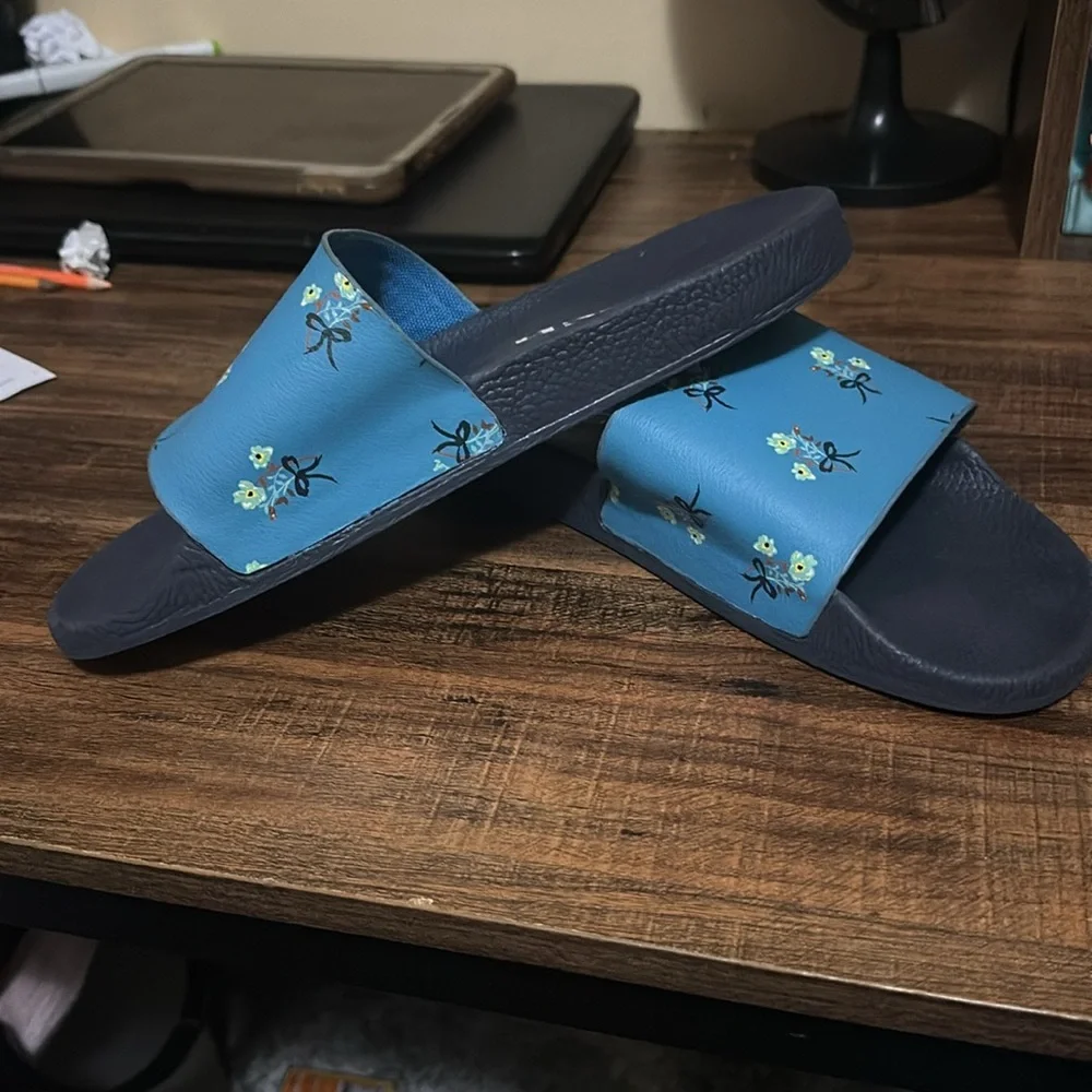 Coach - Picture 3 of 6